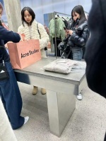Lisa和名井南逛街，没对比就没伤害，失去韩流妆造的Lisa泯然众人