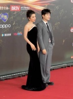 李冰冰、黄晓明亮相微博之夜红毯……