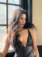 好明媚又大气美的张婧仪，黑色吊带露背长裙和一头浓密的卷发……
