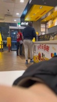 几名黑人男子进麦当劳就餐……