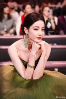 辛芷蕾下楼梯撩裙子露大腿引热议，身材真好，网友：和秦岚有一拼