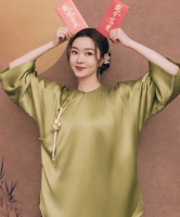 宋铁罕见拍中式写真照！宽松上衣难掩好身材，颜值出众太养眼