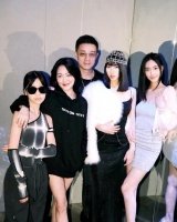 许雅钧罕见和家人团聚，面容憔悴形体消瘦，小女儿戴墨镜超酷