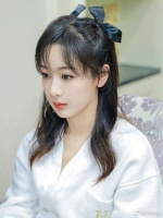 杨紫发布了一张花絮照……