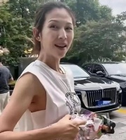 50岁蔡少芬就是大胆，不开美颜满脸皱纹，却意外露出咯吱窝！