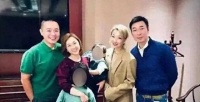 郑秀文家聚会！许志安乖乖站岳母身后当孝顺女婿，引起网友热议