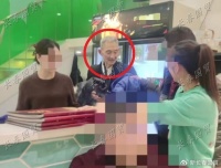 孙俪爸爸首次曝光，与朋友就餐被偶遇，身形消瘦衣着简朴