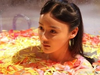 难怪电视里只有上半身，镜头下移后，全是无法直视的尴尬全景