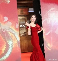 刘涛线下活动，穿红色紧身裙秀“花瓶腰”，女人味十足！