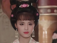 她是著名演员，二婚带女儿嫁同行为妻，一家四口生活幸福美满