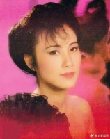 她曾是公认的演艺圈一姐，76岁雍容华贵气质佳，被赞不老女神