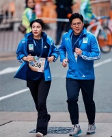 郭晶晶亮相马拉松，身价百亿素颜出镜，42岁状态好，丈夫手牵手
