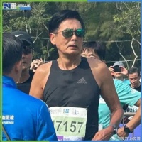 周润发参加马拉松，成绩不错，本人瘦到脱相，手臂抬起太吓人