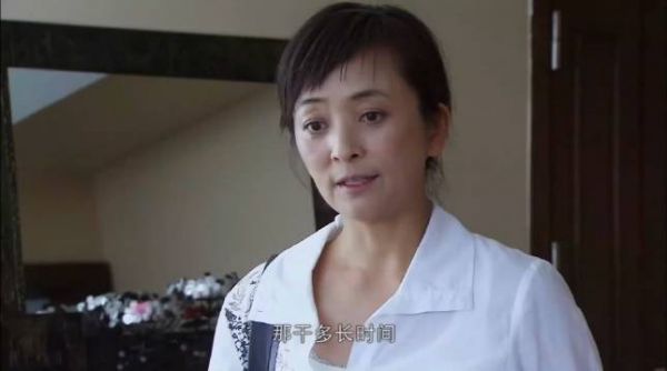 男人不把钟点工当人，没想到她包里随便一件都价值几百万……