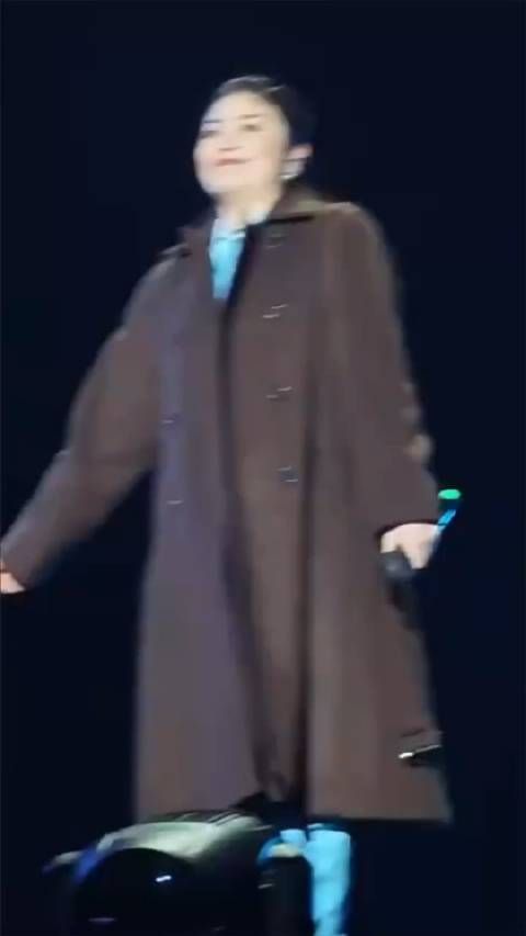 陈慧琳 最新演出现场,这气质真不像50几岁,活力满满……