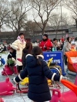 王大陆带女友在什刹海滑冰，两个人看起来很甜蜜