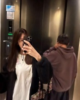 15岁kimi近照长什么样了？妈妈陈若仪晒背影照，身材高大发量浓密