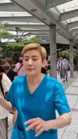 吴君如 携老公陈可辛一家三口旅游，59岁的她气质状态超好……