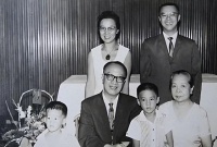 梁实秋的鞋带松了，妻子俯身为他系鞋带，谁知从此天人永隔