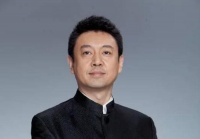 央视最帅主播，娶小10岁妻子，47岁老来得子，如今一家其乐融融