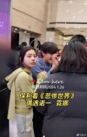 网友剧院偶遇13岁的诺一与12岁的霓娜看爸爸刘烨的话剧……