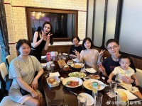 宋轶和家人合照，抱着小侄子拍照！车车一家颜值都好高！