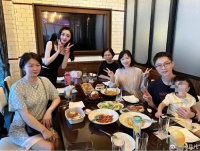 宋轶回新加坡探亲，嫂子晒合照全家喝粥，母亲气质十足！
