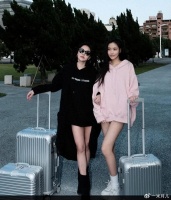 小S与二女儿同框合影， 母女俩美腿相媲美，宛如亲姐妹！