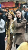 宋轶文咏珊被偶遇了？港风太足怎么拍都美，粉丝蹲一个美女合作
