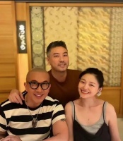 大S具俊晔外出聚会照曝光，47岁穿吊带似少女，又白又瘦又美