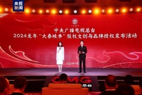王嘉宁接连主持两场活动，控场能力驾轻就熟，但有个问题不能忽视