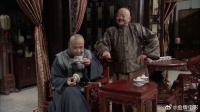 和旁敲侧击，询问老纪男子身份，笑的真开心