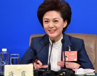 她是最优雅主持人，科学家丈夫为家庭放弃创业机会，女儿比妈还美