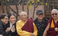 李连杰一家出游，62岁利智近照曝光，双颊凹陷暴瘦