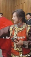 刘晓庆春晚后台生图曝光，本人脸上没皱纹但不显年轻，差距太大