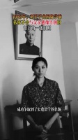 1980年，刘平平出国留学前依依不舍与父亲遗像告别时……