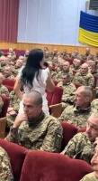 乌克兰女歌手劳军演出……