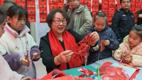 轮台：迎新春剪窗花送春联