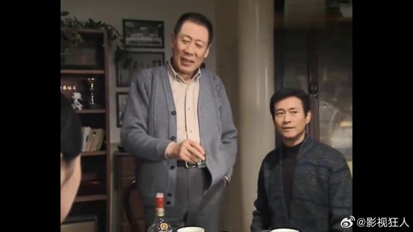 亲大哥一怒,富豪弟弟赶紧站一旁等大哥训话,太逗了