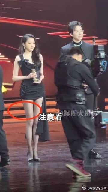 女星穿错礼服能有多尴尬？关晓彤差点走光，鞠婧祎像偷穿大人衣服