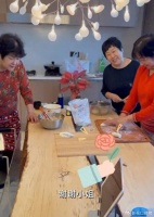 董洁晒在家做美食的温馨画面，儿子正面照曝光，褪去稚嫩长胡须了