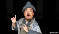 他身高一米二，演过武大郎，4任老婆个个貌美如花，豪宅豪车无数