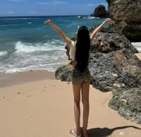 小S二女儿Lily晒海边美照 ，花季少女好身材太养眼