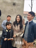 明星回农村老家的样子，原来回到老家谁都一样……