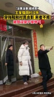 王宝强最接地气的，穿棉拖与村民合影，来者不拒……
