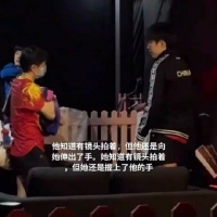 他知道有镜头拍着，但他还是向她伸出了手……