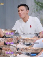 周一围给朱丹带了水果，并在朱丹吐籽时主动伸出手接……