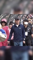 携妻子刘嘉玲 现身活动，伟仔到哪都带着妻子，全程手牵手……