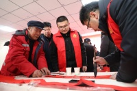 甘肃民乐：送春联迎新年 搬迁群众笑开颜