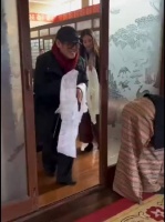 李连杰带妻女拜访大师……